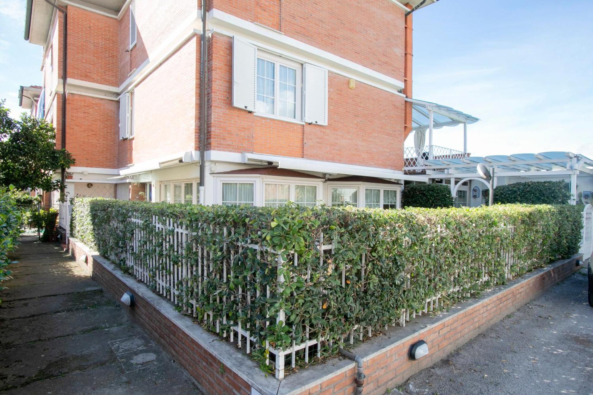Maison Renee Viareggio Exteriör bild